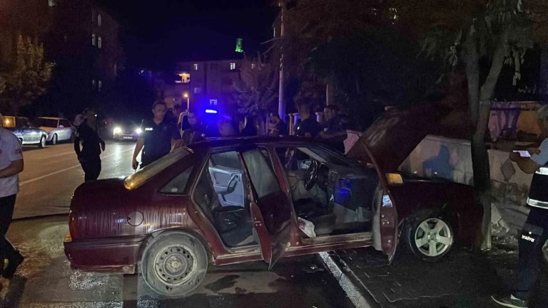 Karaman’da Park Halindeki Otomobil Kendiliğinden Yandı