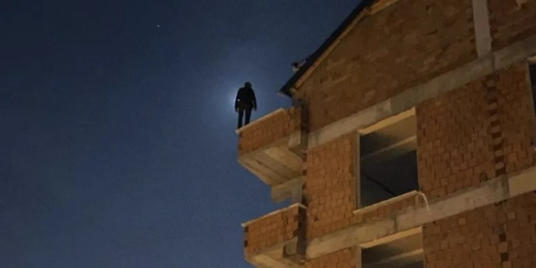 Körfez’de İnşaatın Tepesinde İntihar Girişimi!