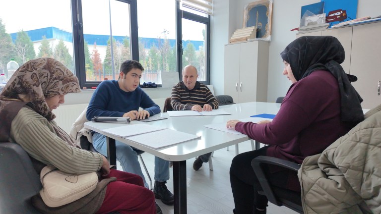 Çayırova’da görme engellilere Kur’an dersi