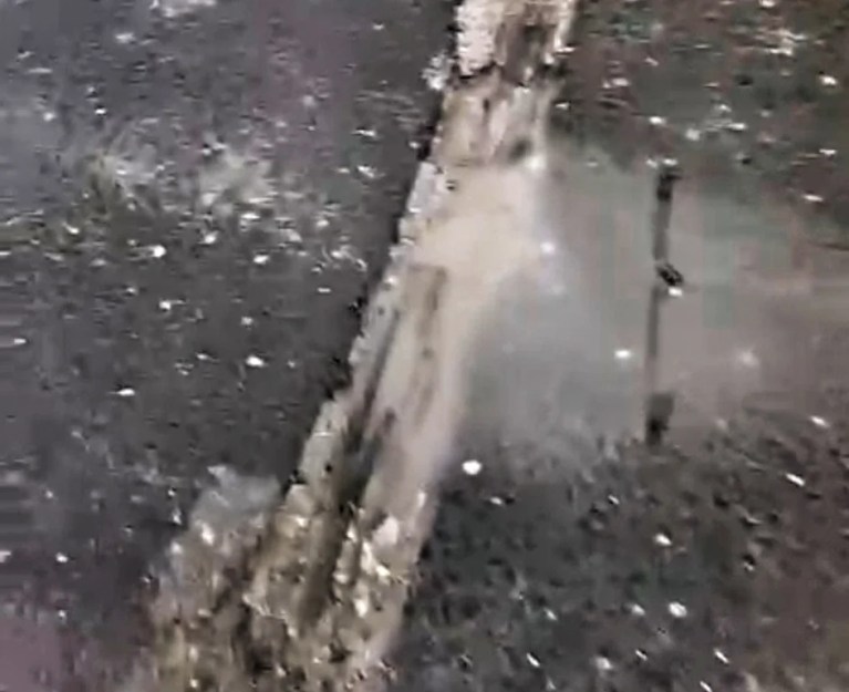 Körfez’de tehlike saçan asfalt: Kablolar açıkta!