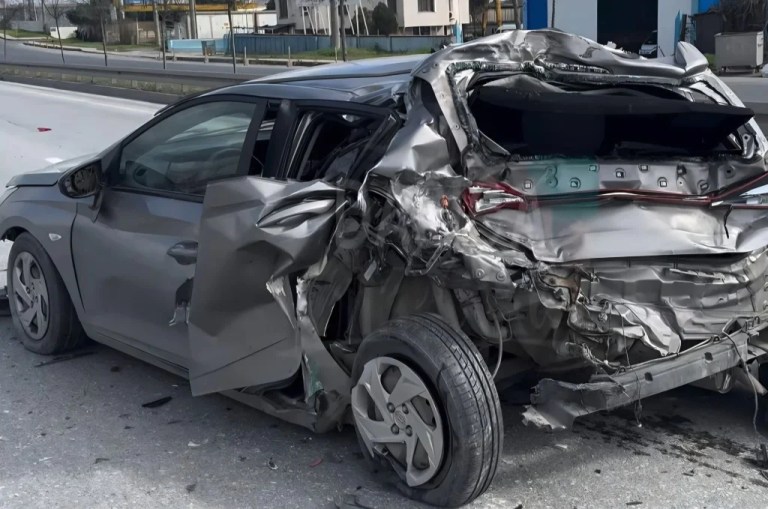 Gebze’de kamyon otomobile çarptı!