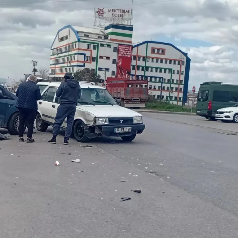 Bağdat Caddesi’nde maddi hasarlı kaza!