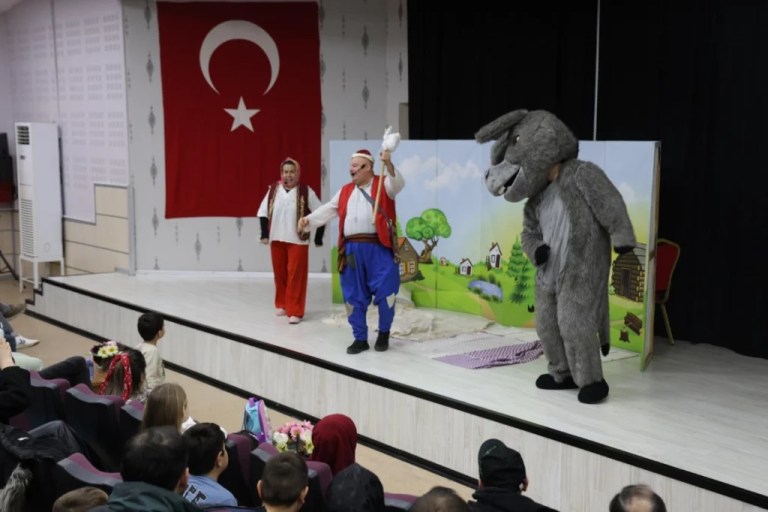 Kartepeli çocuklar tiyatro ve eğlenceyle buluştu