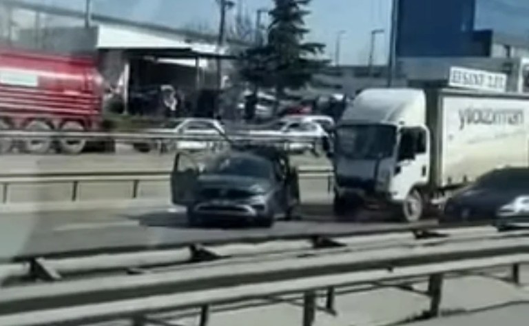 Gebze’de otomobil ve kamyon çarpıştı: Yaralılar var