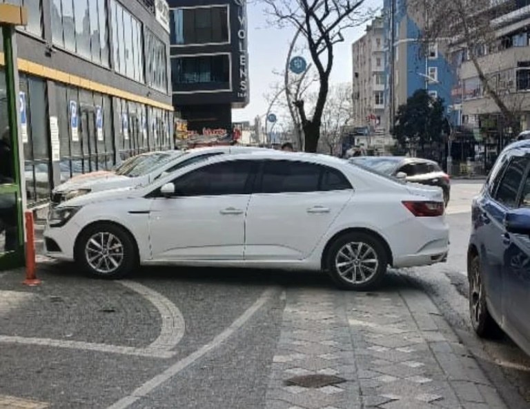 Gebze’de market önünde kaldırım işgali tehlike saçtı!